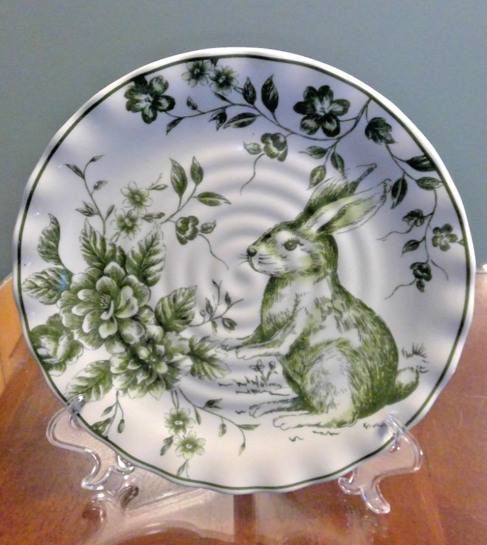 Maxcera Green Toile Rabbit Bunny 9.25” Luncheon Salad Plates Scalloped NEW